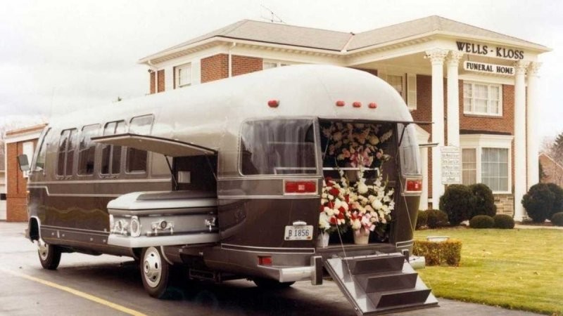 Дом ужасов на колесах: кемпер Airstream со встроенным гробом