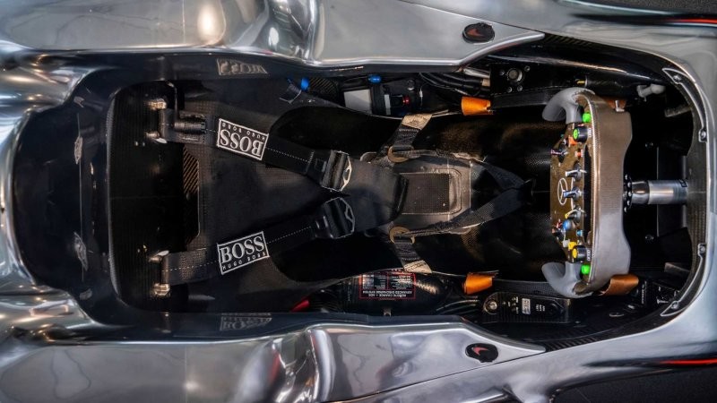 Гоночный болид McLaren семикратного чемпиона Льюиса Хэмилтона отправляется на аукцион