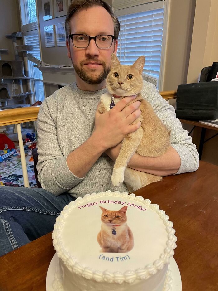 32. У мужа и кошки день рождения почти в один день. Надпись на торте: "С днем рождения, Молли! (и Тим)".