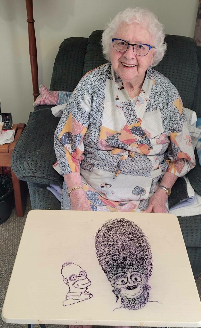 8. "Моя 96-летняя бабуля начала смотреть Симпсонов. Вот, что она нарисовала"