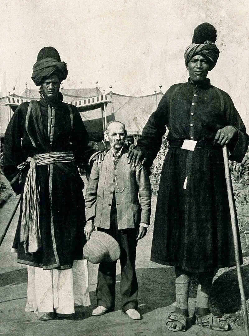 Кашмирские великаны с путешественником, профессором Джеймсом Рикалтоном, 1903