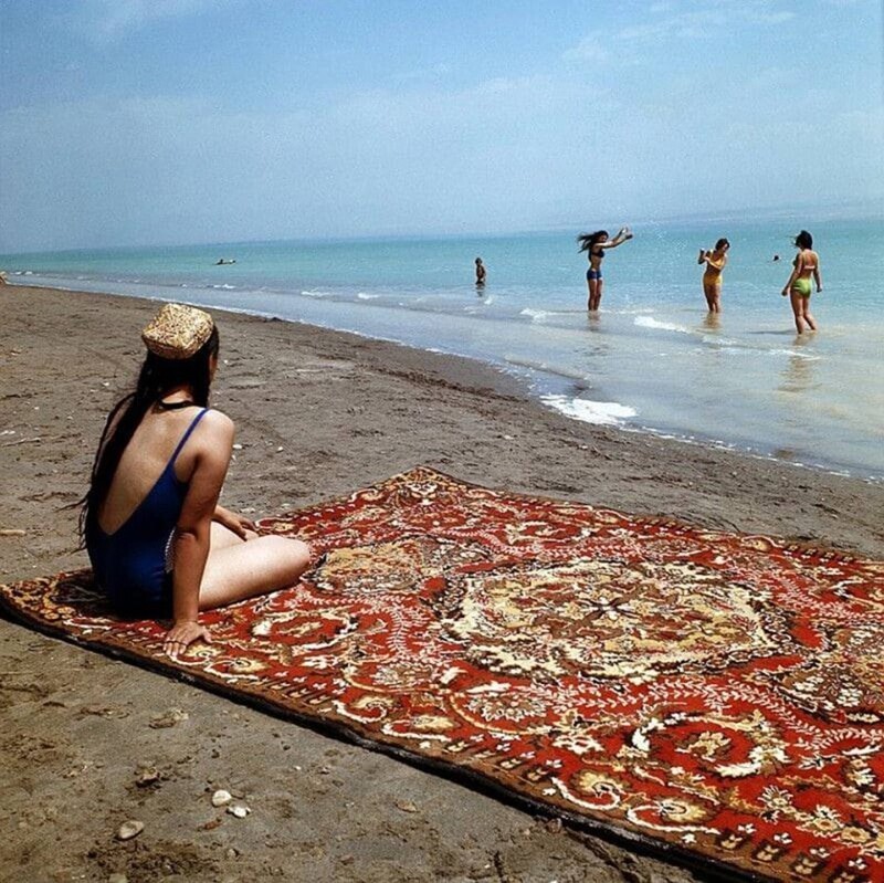 Отдыхающие на пляже Таджикского моря. СССР, 1975
