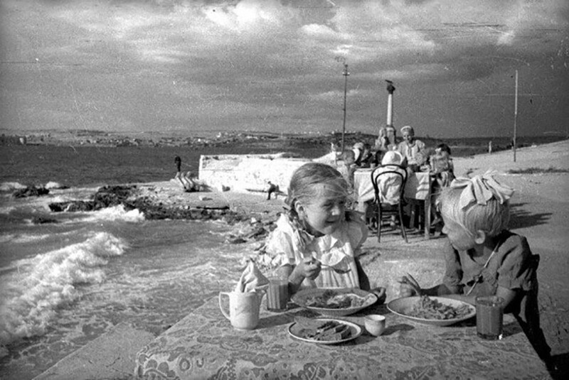 Обед в детском саду на берегу моря. Севастополь. 1944 год