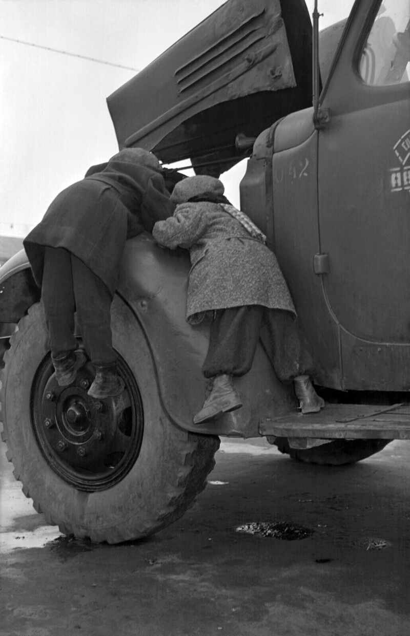 1956. Дети интересуются устройством автомобиля