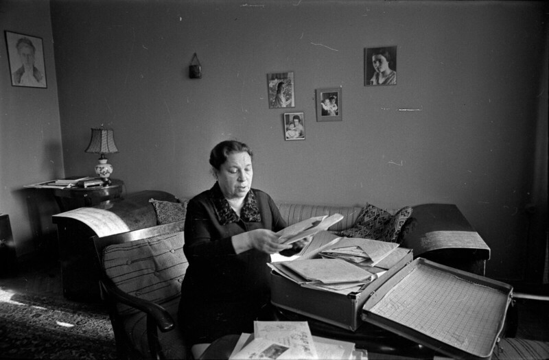 1969. Агния Барто разбирает очередную порцию писем, пришедших на ее имя в Москву, от людей, разлученных во время Великой Отечественной войны