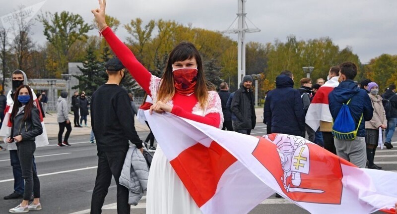 Сборную Беларуси по хоккею в Риге теперь приветствует бело-красно-белый флаг белорусской оппозиции в