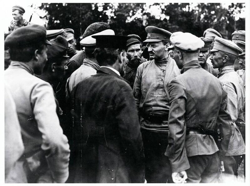 Лев Троцкий беседует с красными командирами, 1918 г.