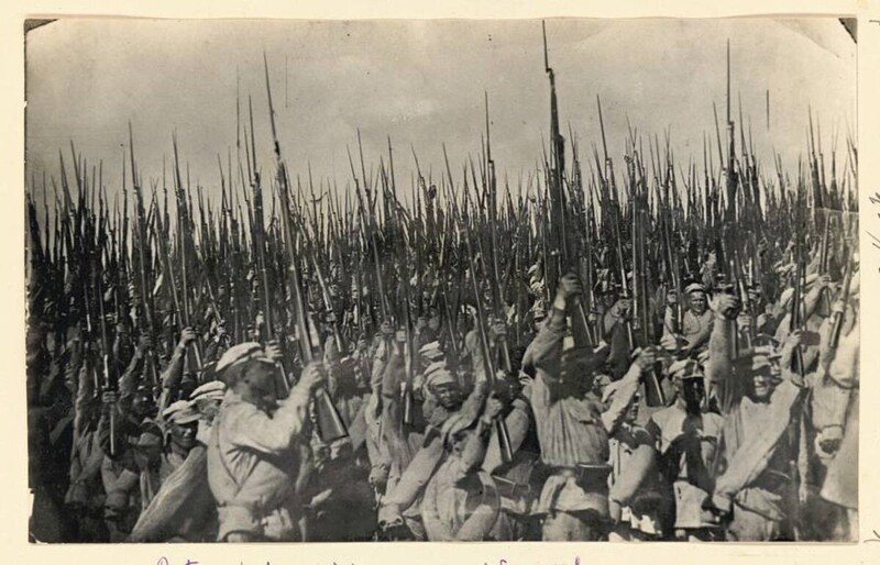 Красноармейцы празднуют изгнание белогвардейцев из Крыма, 1920 г.