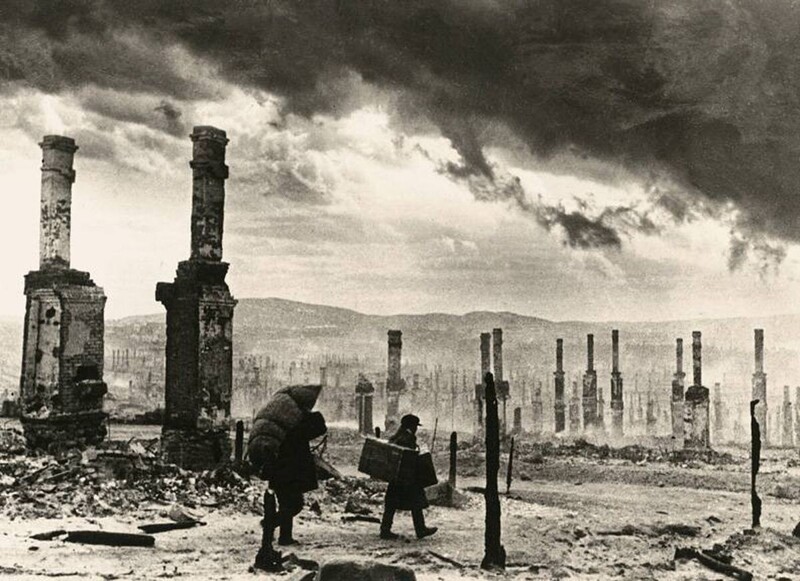 Мурманск Гитлер приказал стереть с лица Земли. Вот так город выглядерл в декабре 1942-го, после массированых бомбежек, когда за 24 часа немцы сбросили на Мурсманск 350 000 бомб