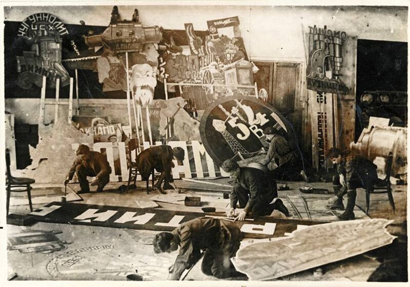 Художники рисуют плакаты к первомайской демонстрации, 1930 г.