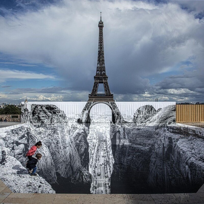 Художник создал оптическую иллюзию перед Эйфелевой башней