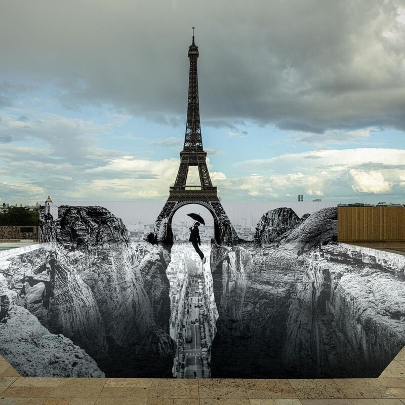 Художник создал оптическую иллюзию перед Эйфелевой башней
