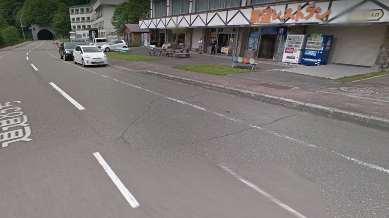 Хоккайдо, Япония. Вроде бы дороги нормальные, но если присмотреться, то видно, что всё полотно в трещинах