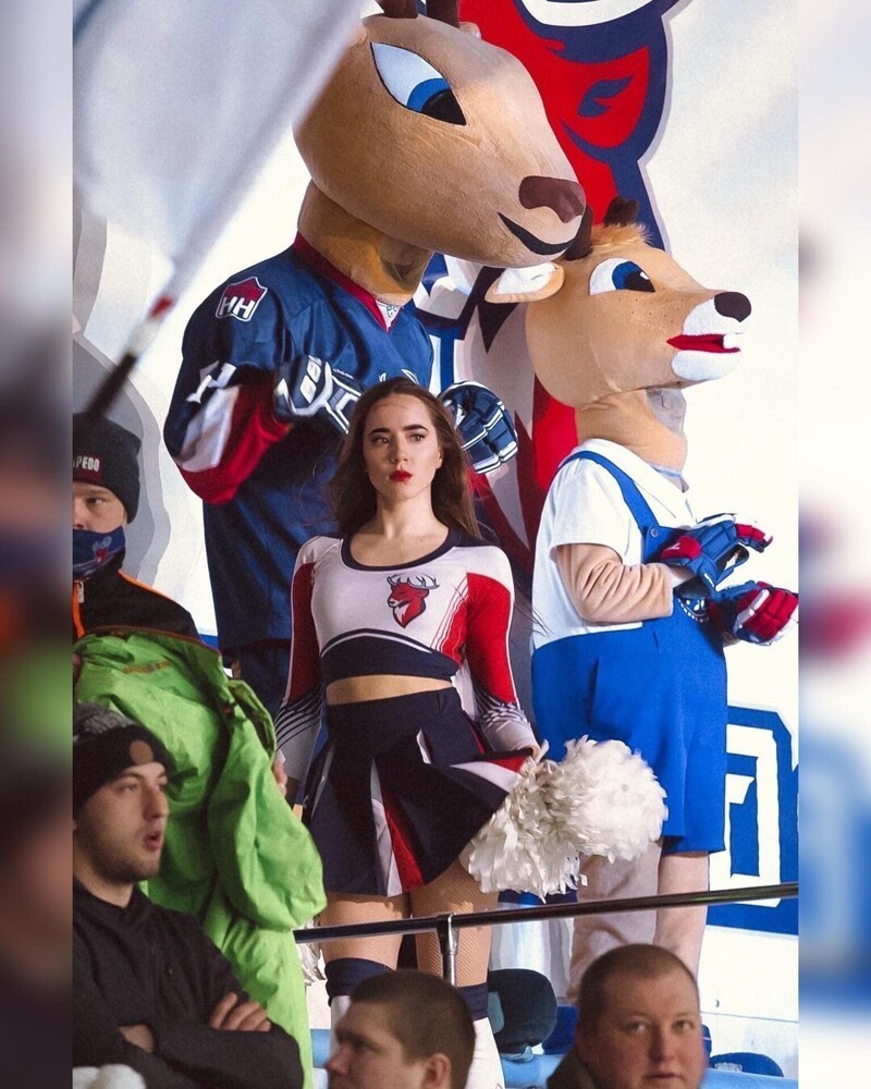 Участницы групп поддержки российских хоккейных команд, ради которых приходят на ледовые арены