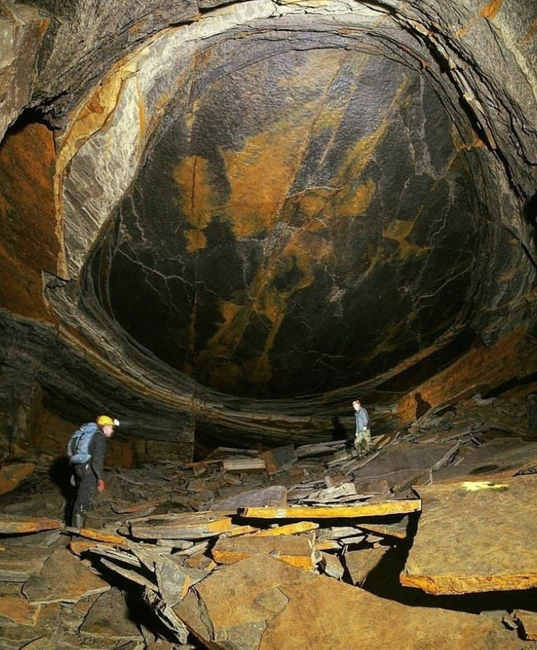 Магическая схожесть высоченной стены каменноугольного рудника в Великобритании с глазом рептилии, в шахте под названием "Око дракона"