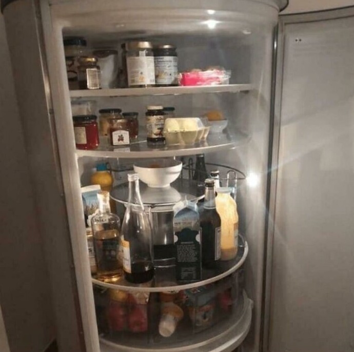 Холодильник "Лениая Сьюзан" с вращающимися полками