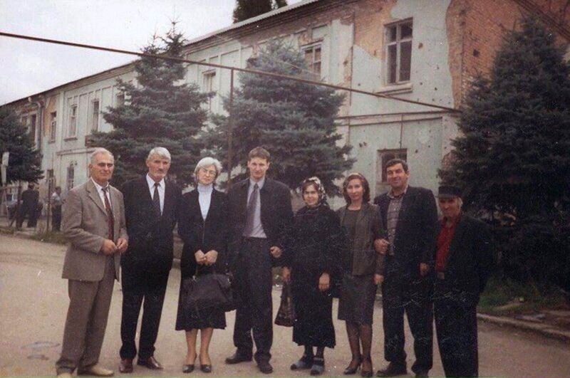 Аннa Политковская, Станислав Маркелов, Наталья Эстемирова. Грозный, 2005 год, здание суда.