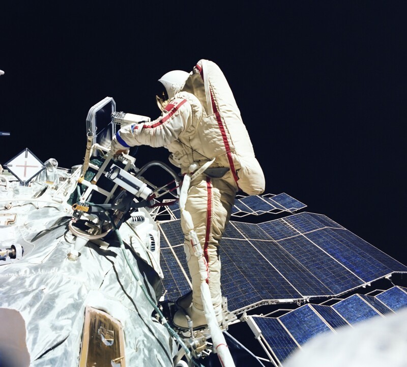 Светлана Савицкая — первая в мире женщина, вышедшая в открытый космос 25 июля 1984 года
