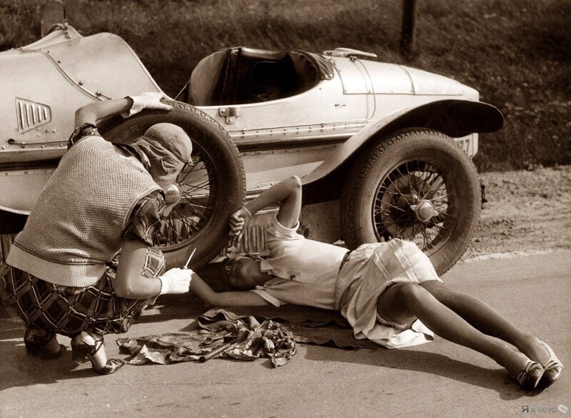 Две девушки ремонтируют свою машину, 1935 г.