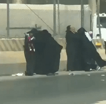 Разгневанные женщины, которым уже не до детей