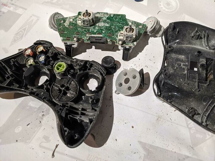 24. "Получил контроллер Xbox 360 для ремонта. Внутри я обнаружил несколько мертвых насекомых, и все было покрыто тонкой белой порошкообразной пылью"