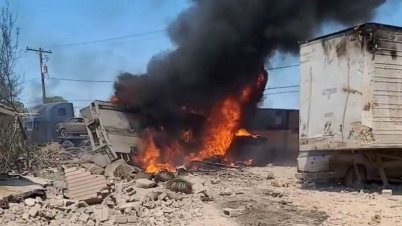 Видео: изображавший противника ВВС США самолет упал на жилой квартал
