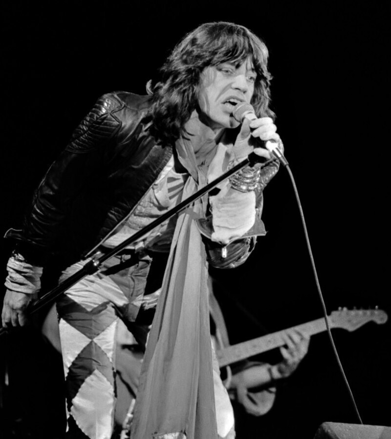 Раз уж я завёл речь о гитаристе «The Rolling Stones», то логично продолжить вокалистом.
