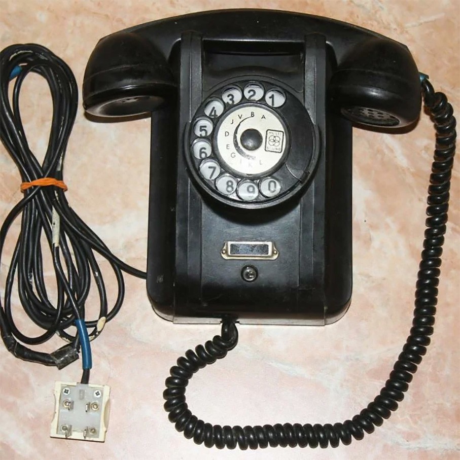 Старый стационарный телефон. Телефонный аппарат. Дисковый телефонный аппарат. Старый телефонный аппарат. Советский телефонный аппарат.