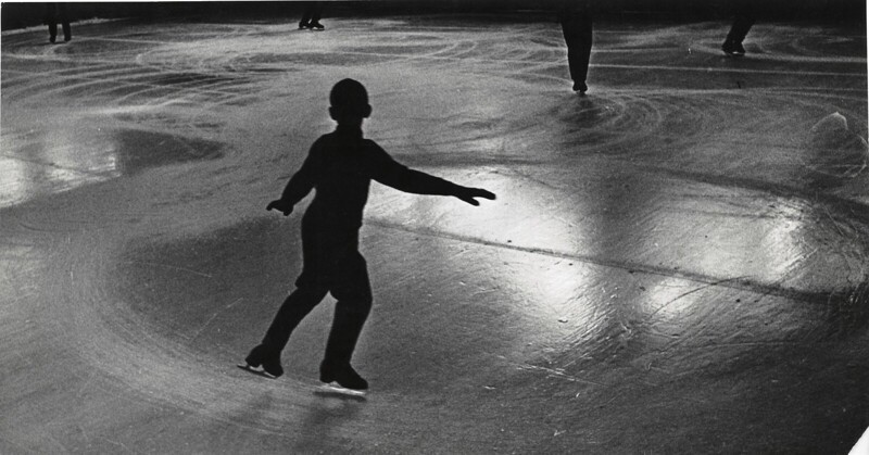 1949. Юные фигуристы. Фигурные упражнения быстро разрисовывают лед катка