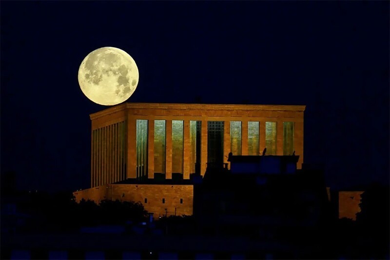 "Восход плохой луны": фоторепортаж о полном лунном затмении 26 мая 2021 года