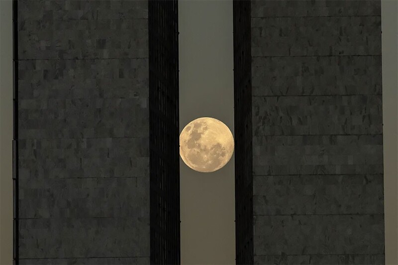"Восход плохой луны": фоторепортаж о полном лунном затмении 26 мая 2021 года