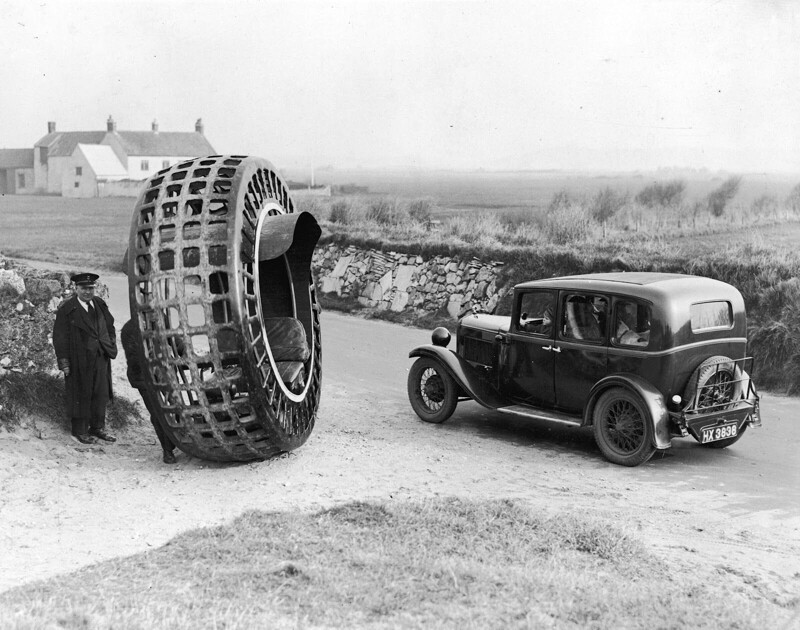 Британский изобретатель Доктор Джон Арчибальд Первес и его детище Dynasphere - трехметровое стальное колесо весом около 450 килограмм. Великобритания. 1932 г.