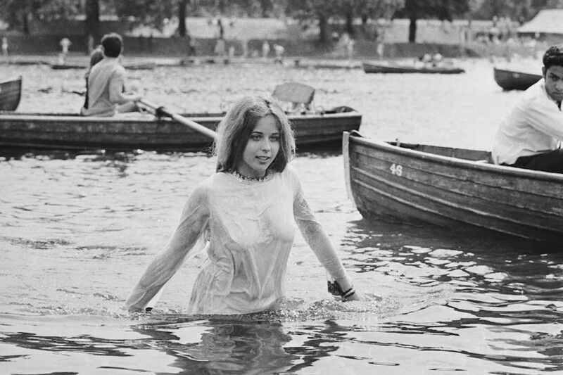 Девушка охлаждается во время концерта Rolling Stones в Гайд парке. Лондон. Великобритания. 5 июля 1969 г.