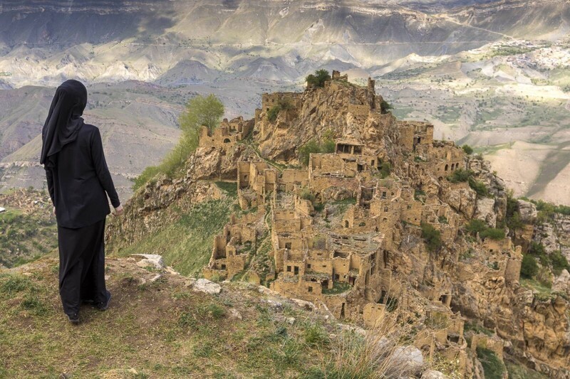 Дагестан, село Гамсутль. Гамсутль — одно из старейших сел в Дагестане, ему несколько тысяч лет. Последний житель села умер в 2015 году. В настоящее время это одна из невероятных достопримечательностей России.