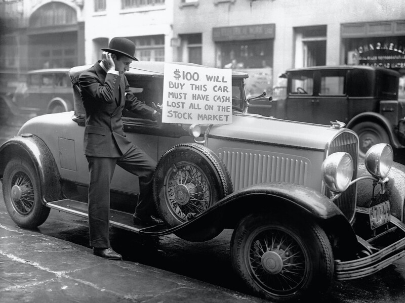 Человек, продающий по дешевке свой новый Chrysler после краха фондового рынка. Нью-Йорк. США. 1929 г