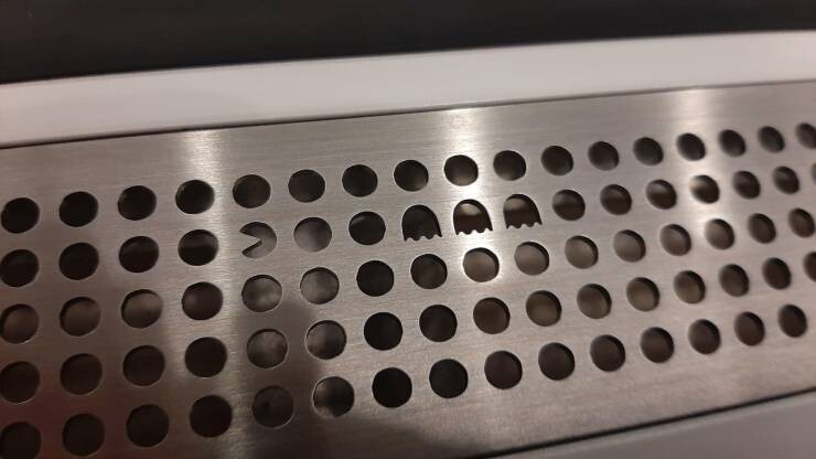 Вентиляционные решетки в метро Стокгольма радуют маленькими смешными пиктограммами