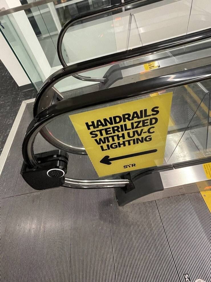 На поручень эскалатора в аэропорту во время пандемии установили прибор автоматической стерилизации. Вон он, черненький