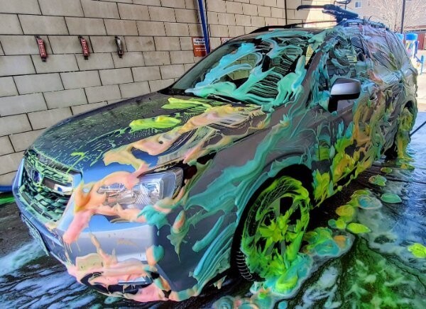 Мыльная пена на авто меняет цвет в процессе мытья