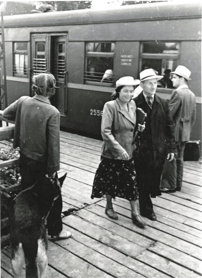 1950. У дачного поезда