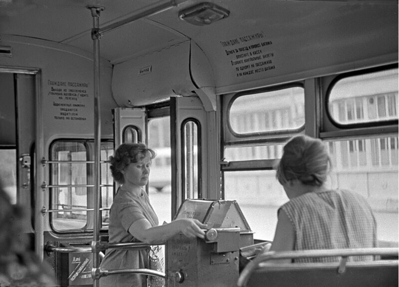 1966. В автобусе