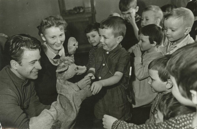 1950. Дети в кукольном театре