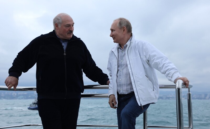 Путин и Лукашенко в море ...