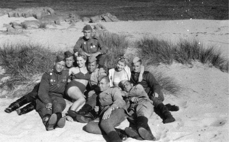 Советские солдаты отдыхают с мамзелями на пляже острова Борнхольм, Дания, 1945-1946 гг.
