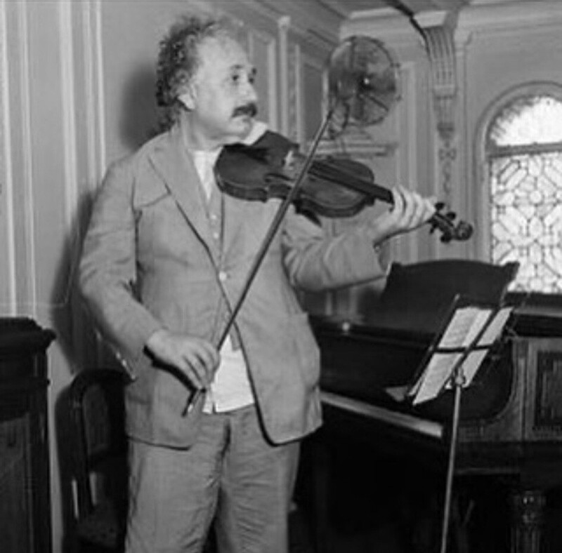 Альберт Эйнштейн музицирует , 30-е годы прошлого века