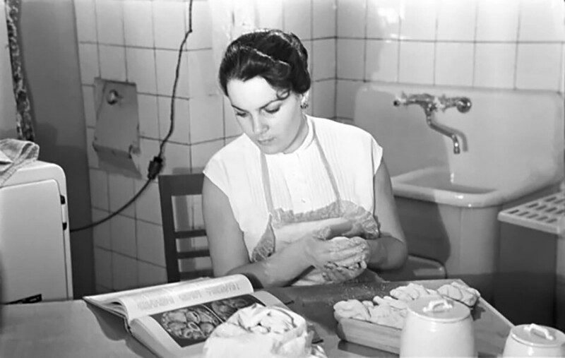 Элина Быстрицкая готовит по рецепту из "Книги о вкусной здоровой пище". Явно какая-то выпечка намечается. 1956 год.