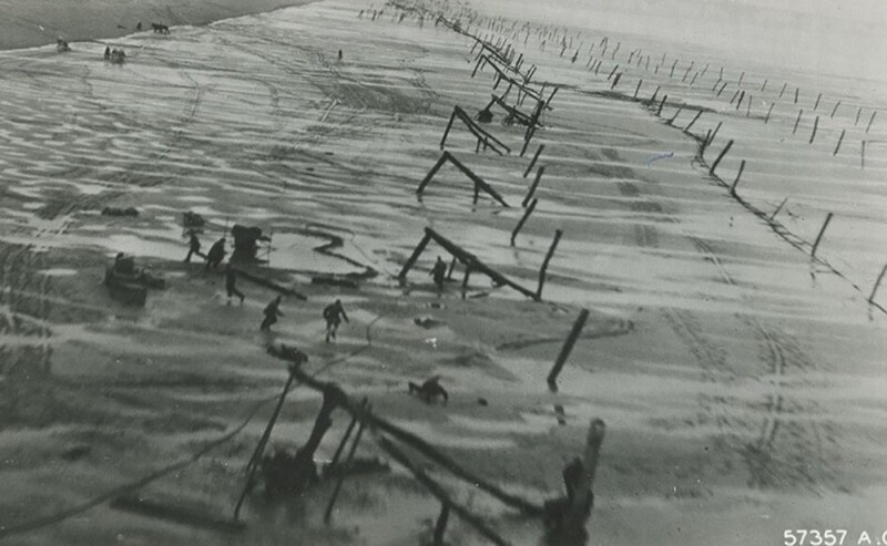Немцы возводят оборонительные сооружения на пляже Омаха. Снимок сделан с самолёта-разведчика союзников. 2 апреля 1944 г.
