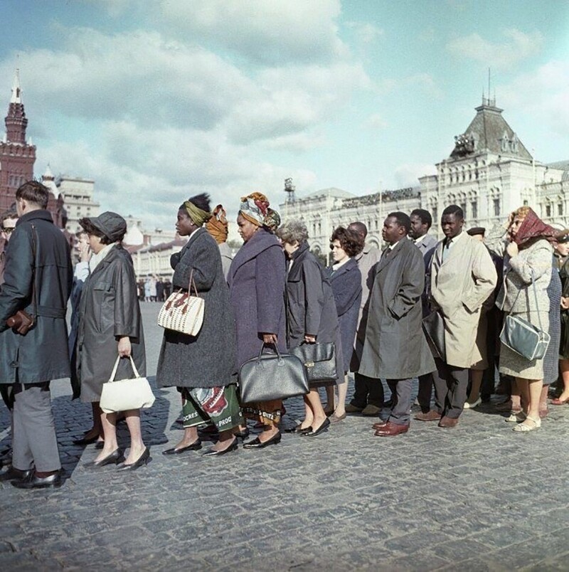 Очередь желающих взглянуть на вождя мирового пролетариата. Москва, СССР, 1960-е.