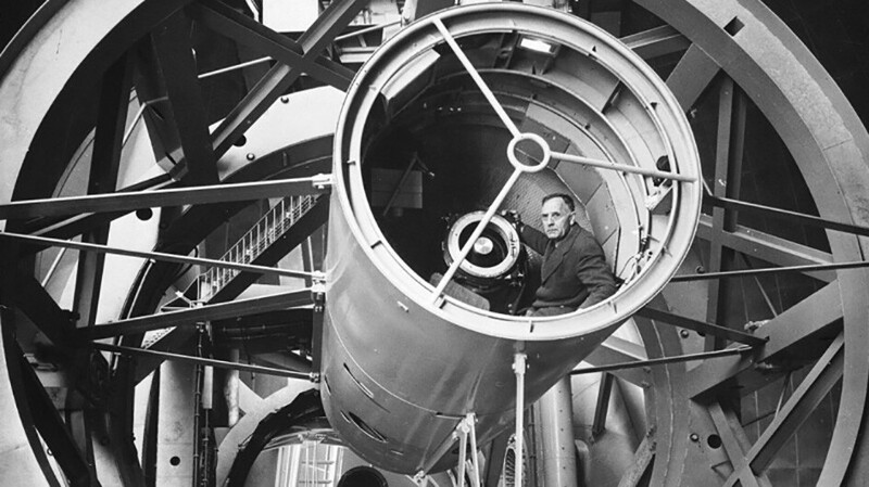 Эдвин Хаббл внутри 200-дюймового телескопа Паломар 1953 год