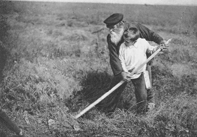 Дед учит внука пользоваться косой. Советская открытка 1930-х годов.