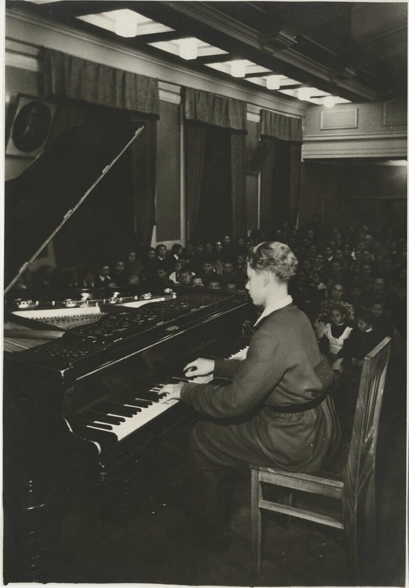 1955. В школе концерт; выступает ученик седьмого класса Володя Борисов